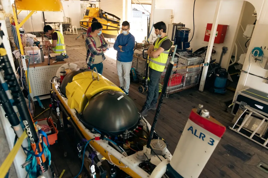 Engineers preparing Autosub Long Range for deployment