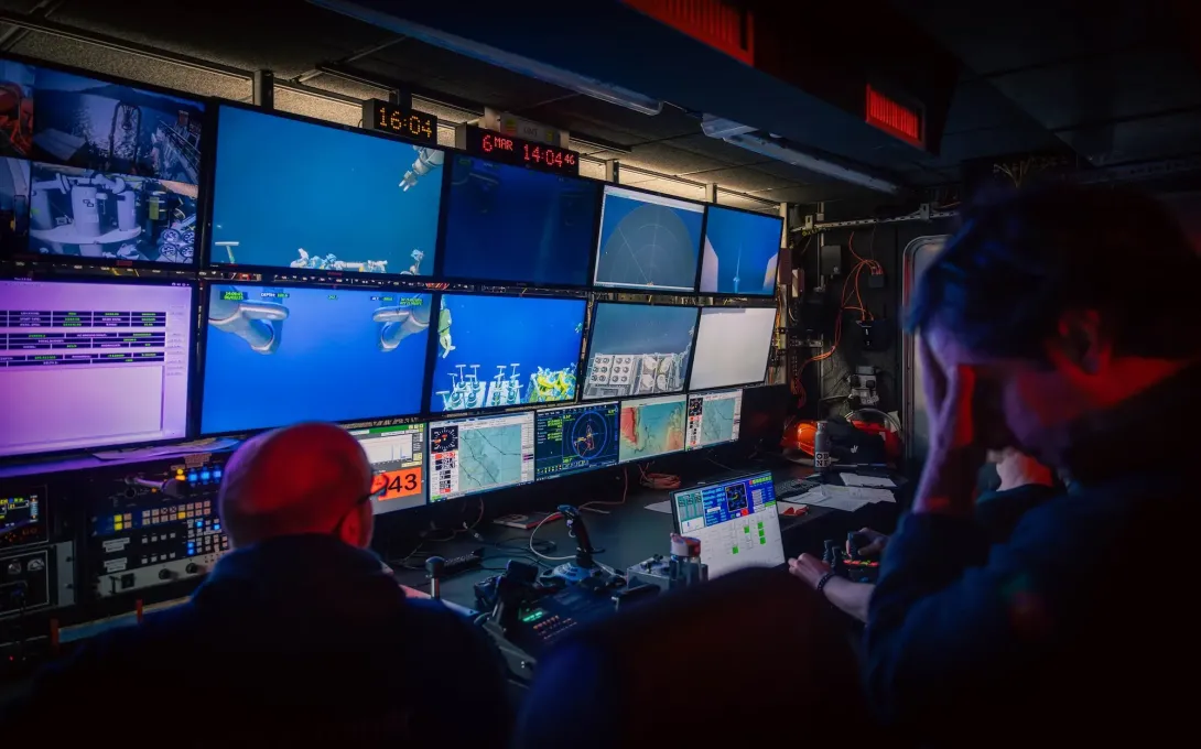 Crew monitoring the ROV in the control room during a deployment