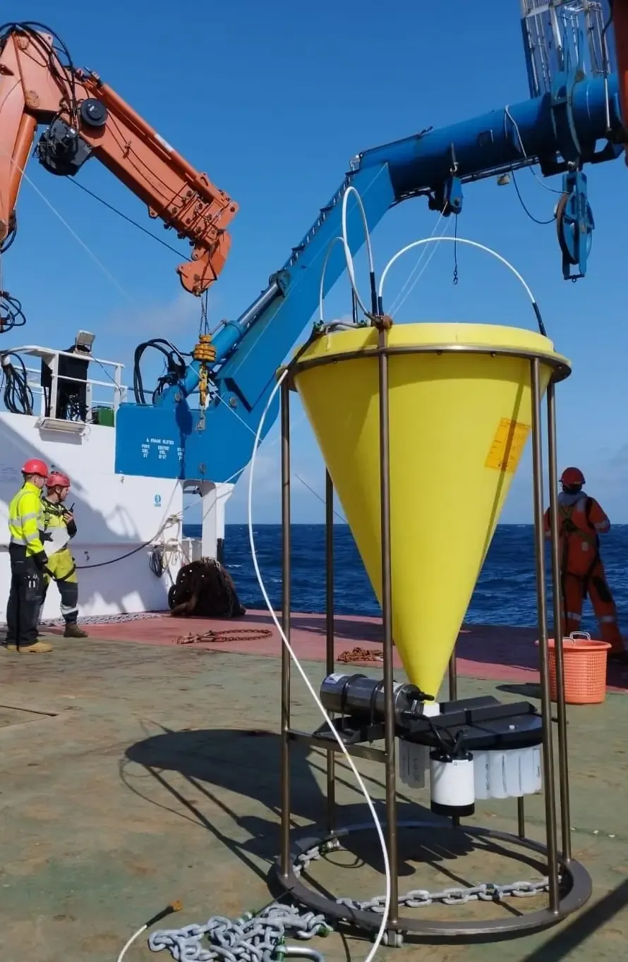 A sediment trap few minutes before its deployment.